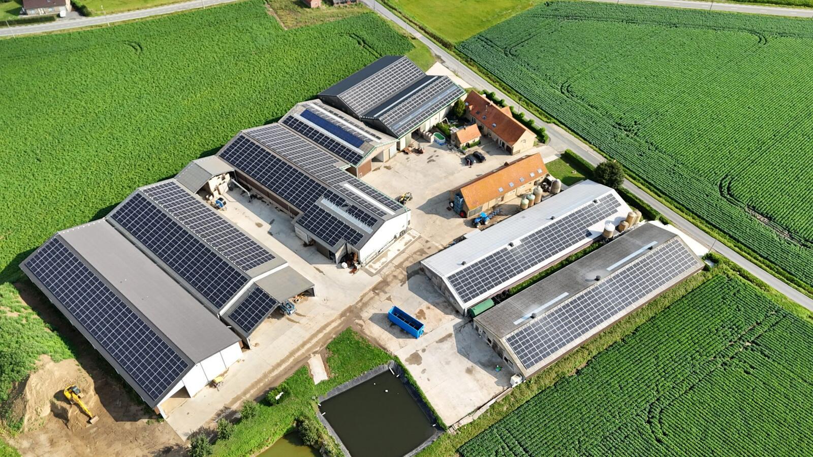 Luchtbeeld van een bedrijfssite met zonnepanelen op het dak