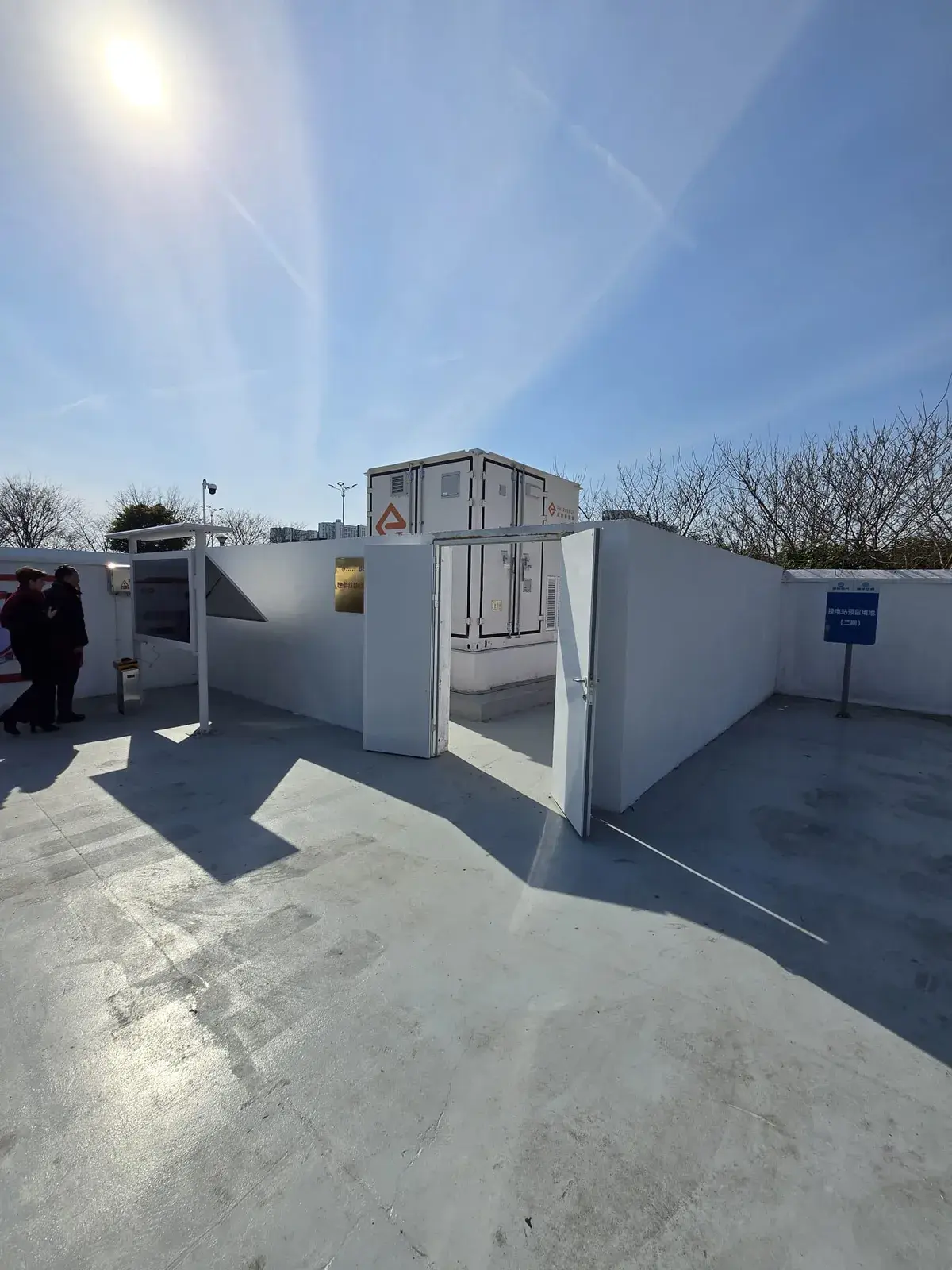 EnerVenue-batterij in een witte omheining op een betonnen terrein