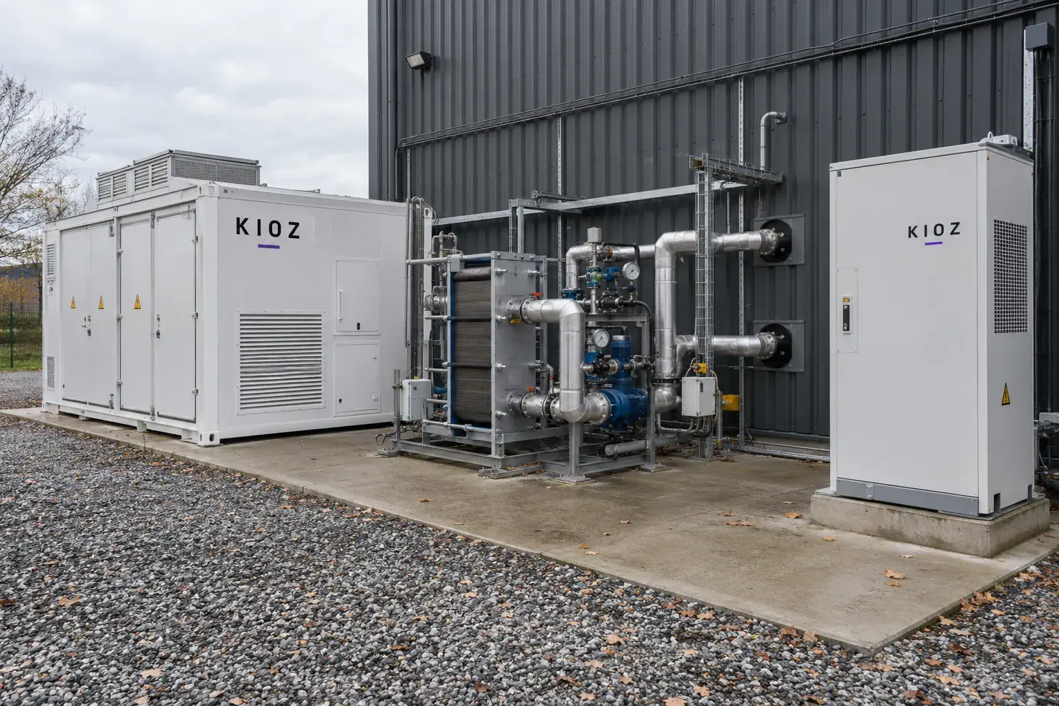 Technische ruimte met Kioz-kasten, geïsoleerde leidingen en een warmtetank die restwarmte opvangen
