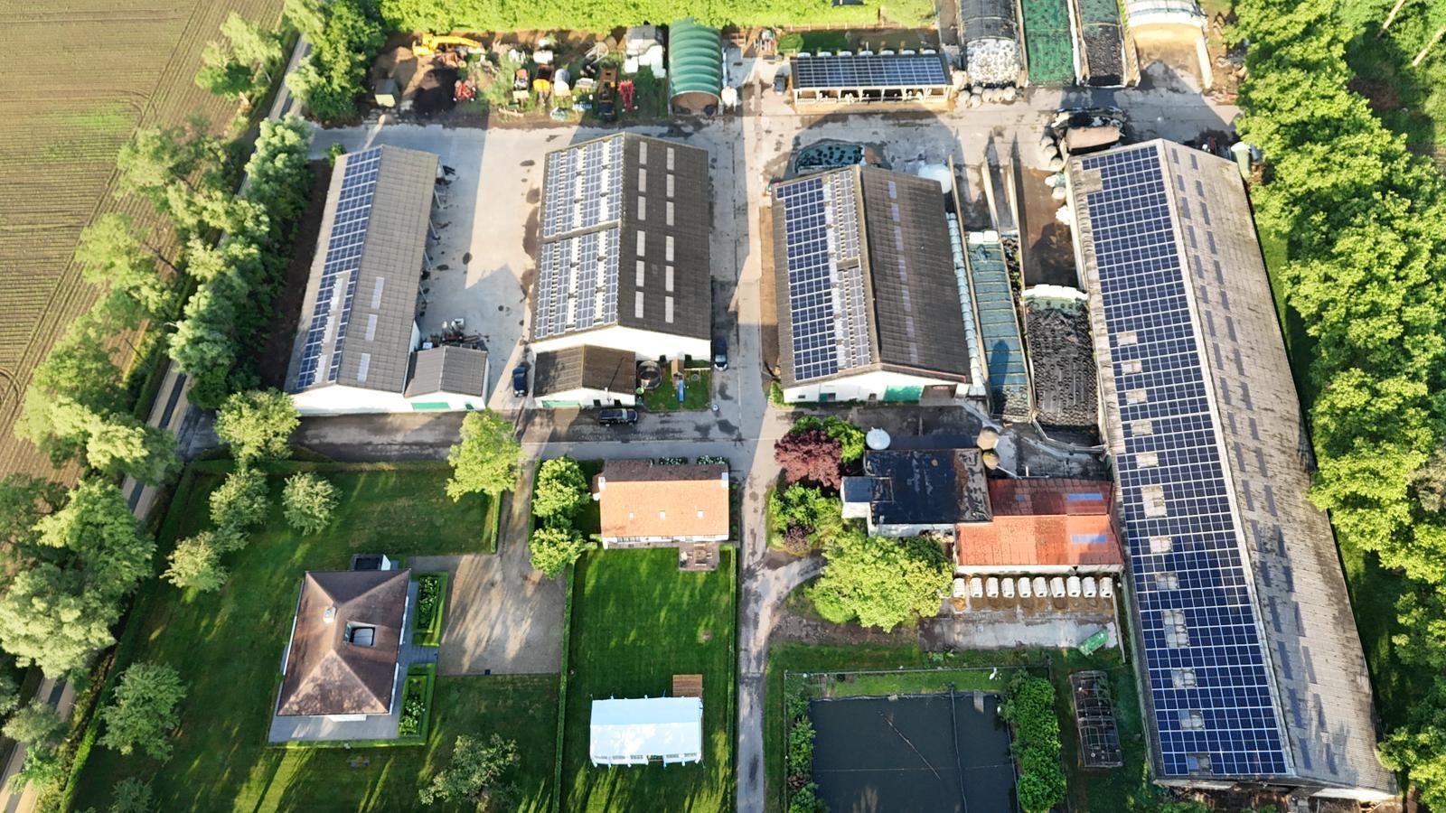 Luchtbeeld van een bedrijfssite met eigen opwekking op elk dak